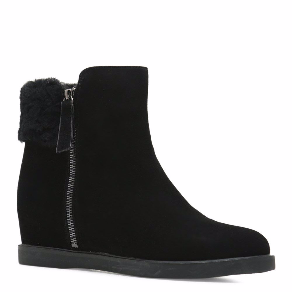 Ботинки зимние на танкетке
Ботинки зимние на танкетке