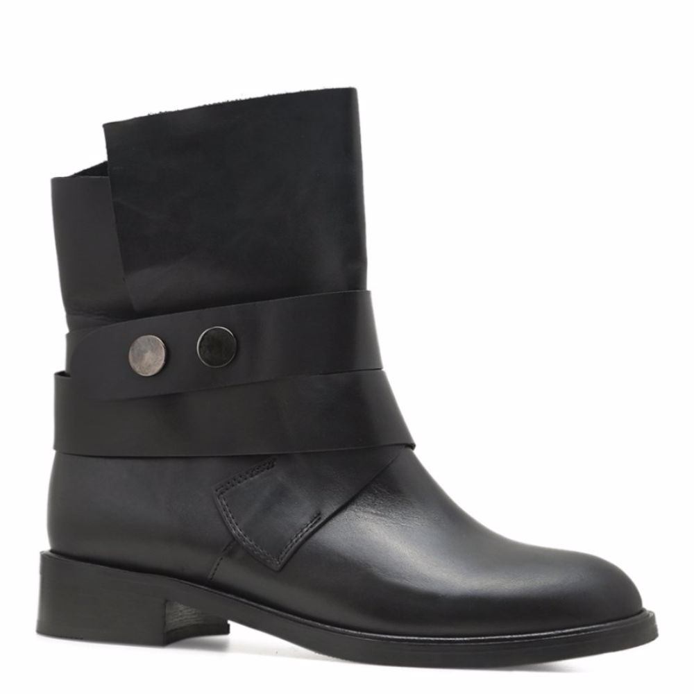 Ботинки осенние на низком ходу
Ботинки осенние на низком ходу