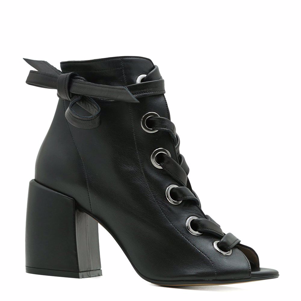 Ботинки весенние на каблуке
Ботинки весенние на каблуке