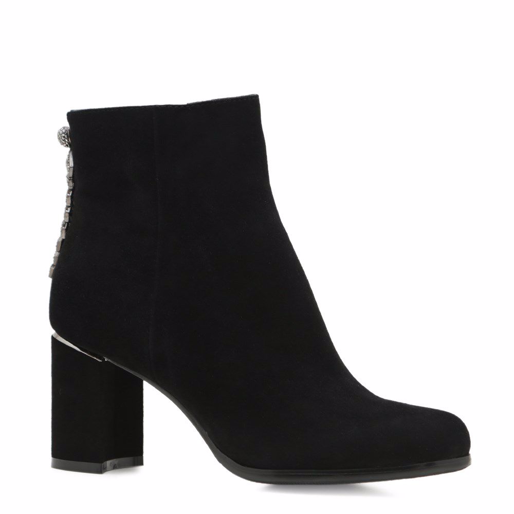 Ботинки осенние на каблуке
Ботинки осенние на каблуке