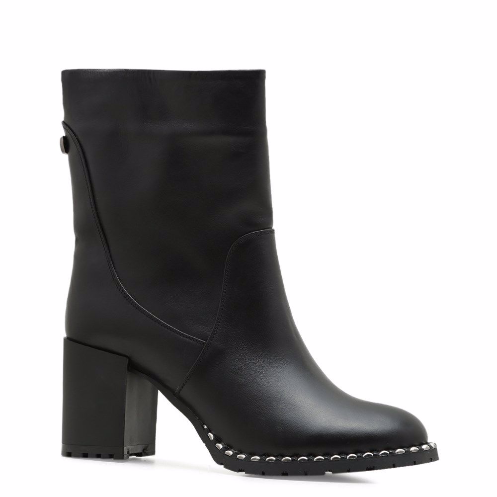 Ботинки зимние на каблуке
Ботинки зимние на каблуке