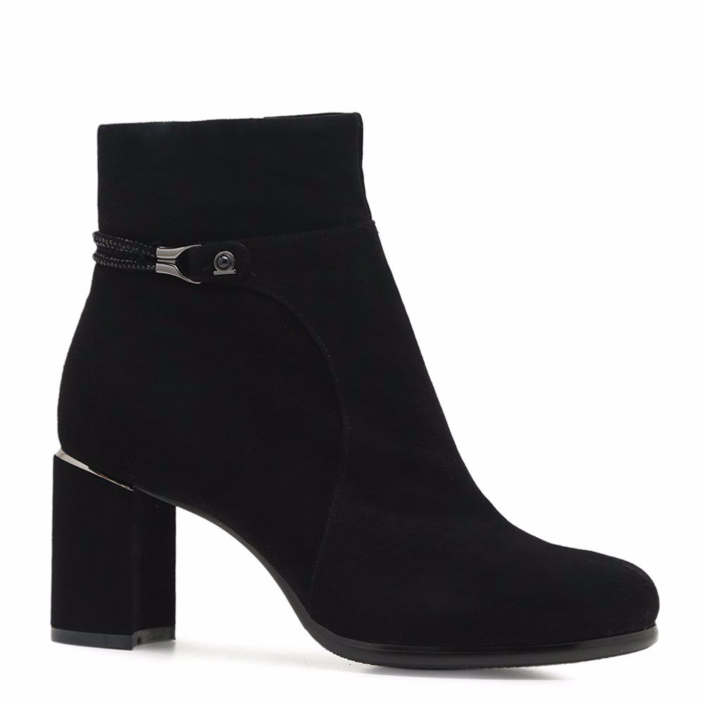 Ботинки зимние на каблуке, Черный
Ботинки зимние на каблуке, Черный