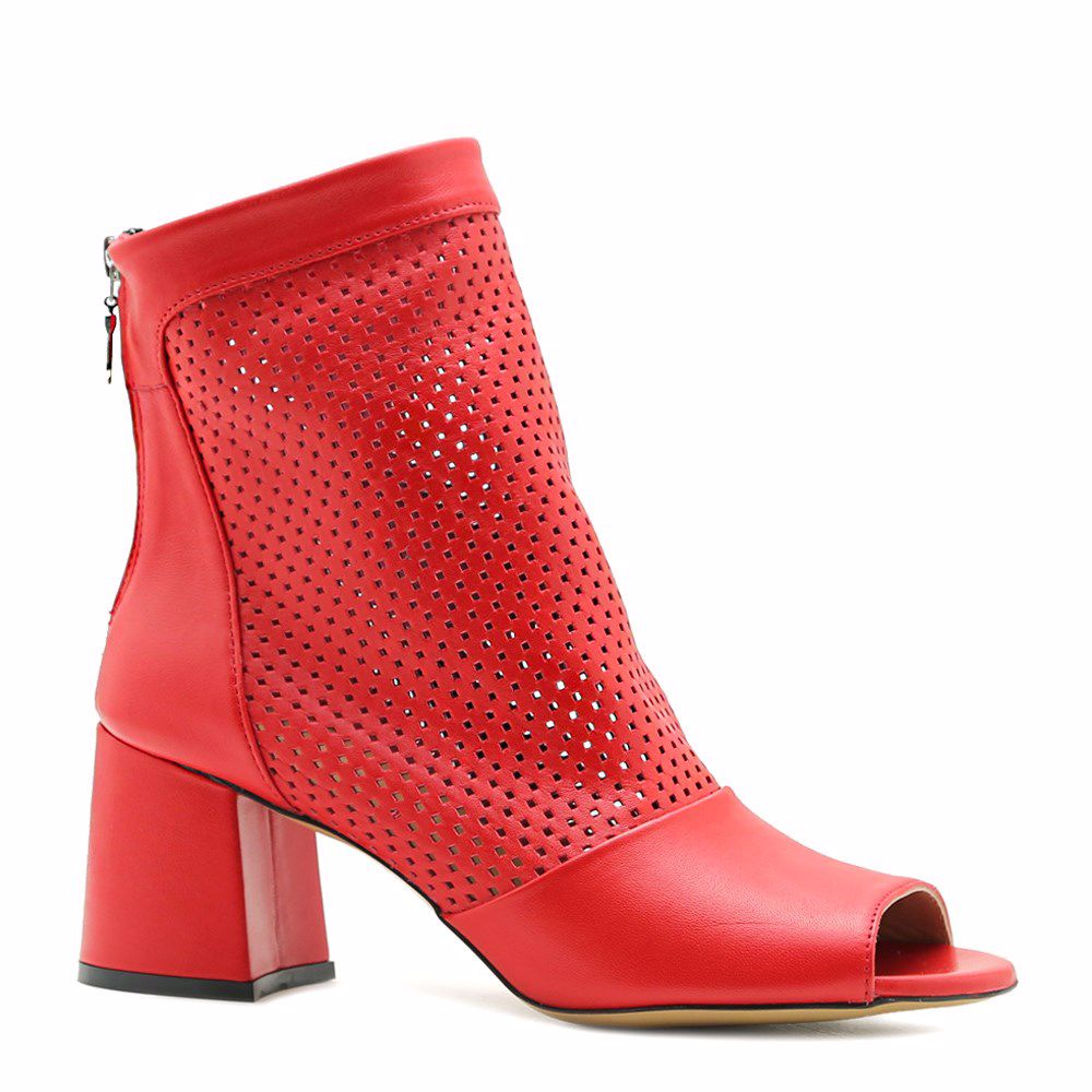 Ботинки весенние на каблуке
Ботинки весенние на каблуке