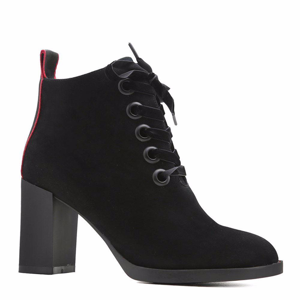 Ботинки осенние на каблуке
Ботинки осенние на каблуке