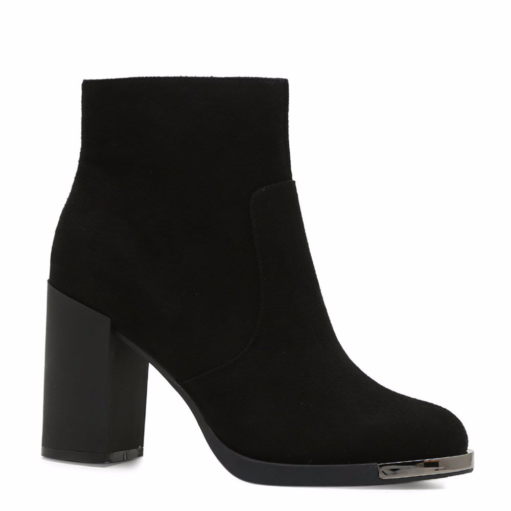 Ботинки осенние на каблуке
Ботинки осенние на каблуке