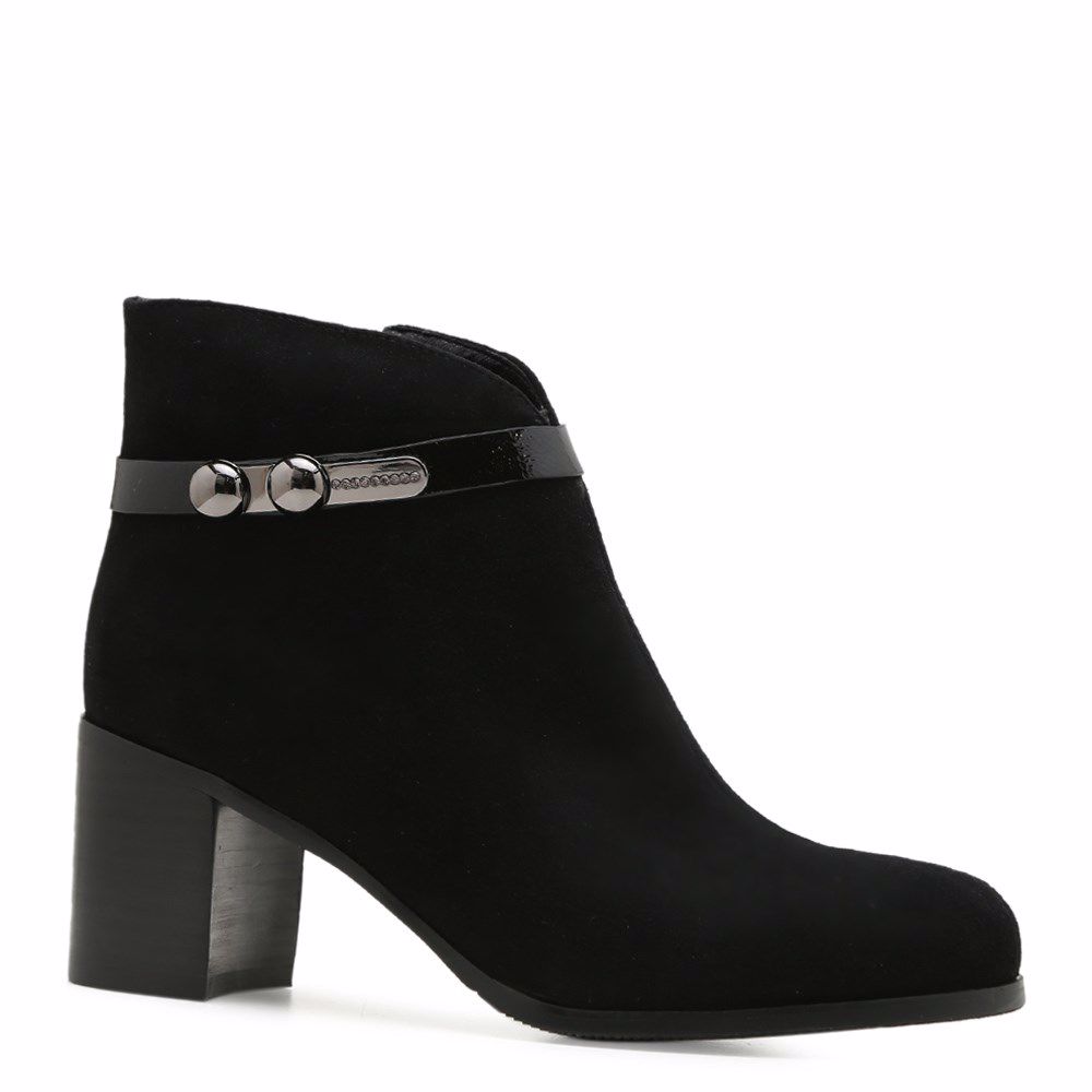 Ботинки осенние на каблуке
Ботинки осенние на каблуке