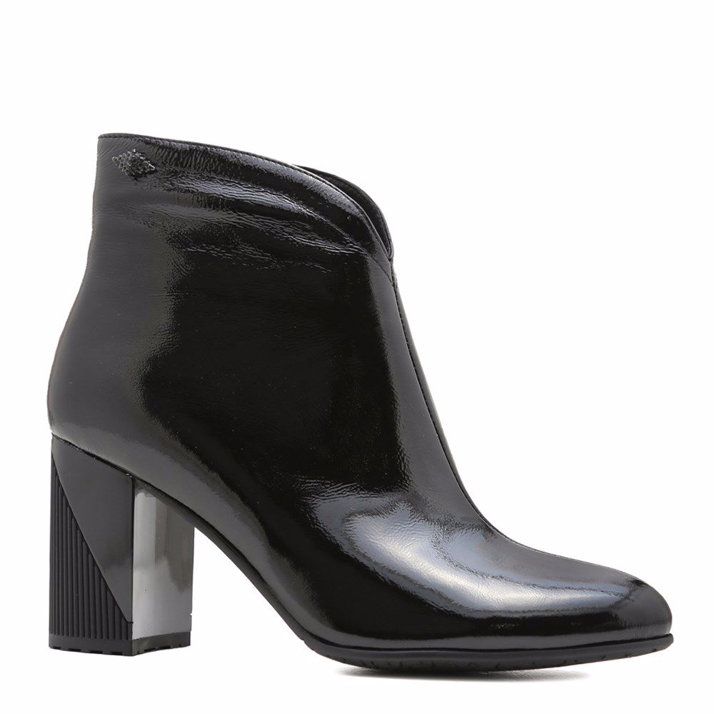 Ботинки осенние на каблуке
Ботинки осенние на каблуке