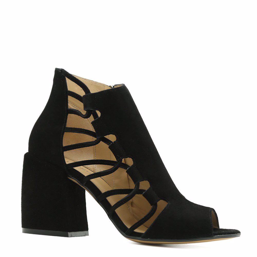 Ботинки весенние на каблуке
Ботинки весенние на каблуке