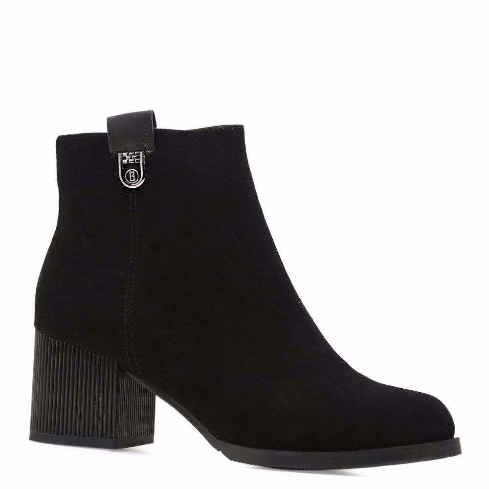 Ботинки зимние на каблуке, Черный
Ботинки зимние на каблуке, Черный