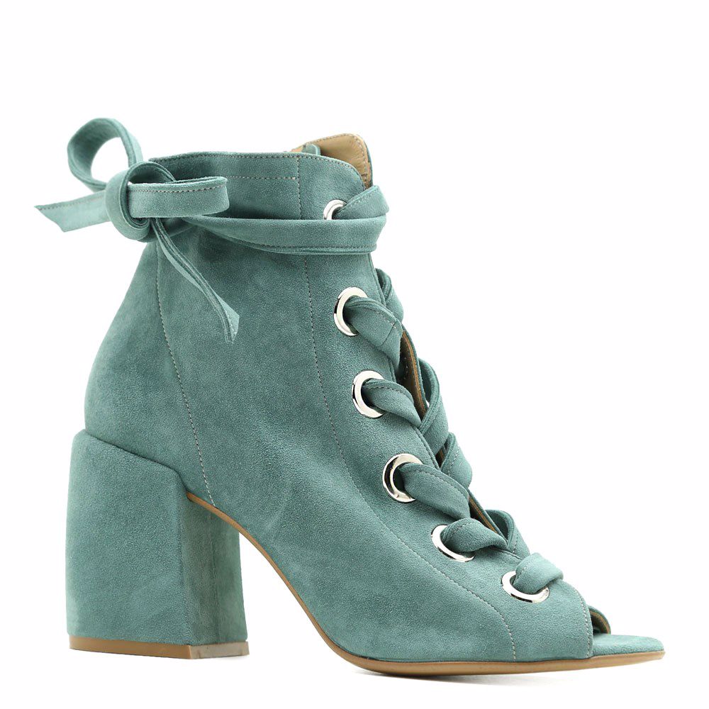 Ботинки весенние на каблуке
Ботинки весенние на каблуке