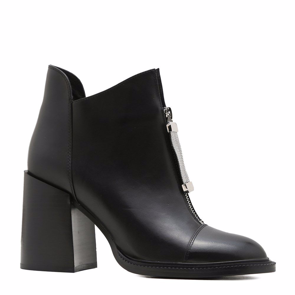 Ботинки осенние на каблуке
Ботинки осенние на каблуке