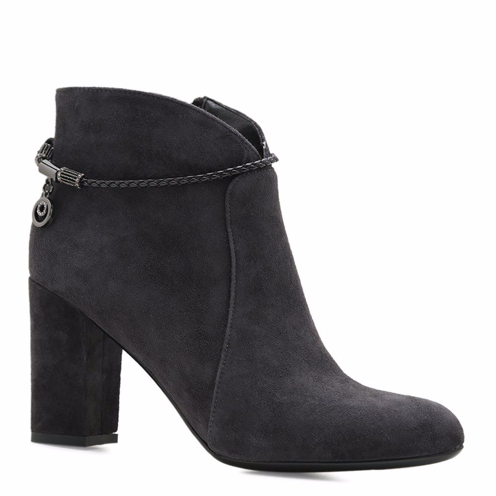 Ботинки осенние на каблуке
Ботинки осенние на каблуке