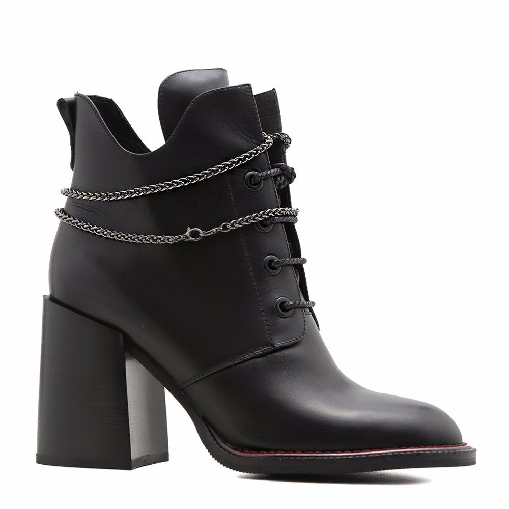 Ботинки осенние на каблуке
Ботинки осенние на каблуке