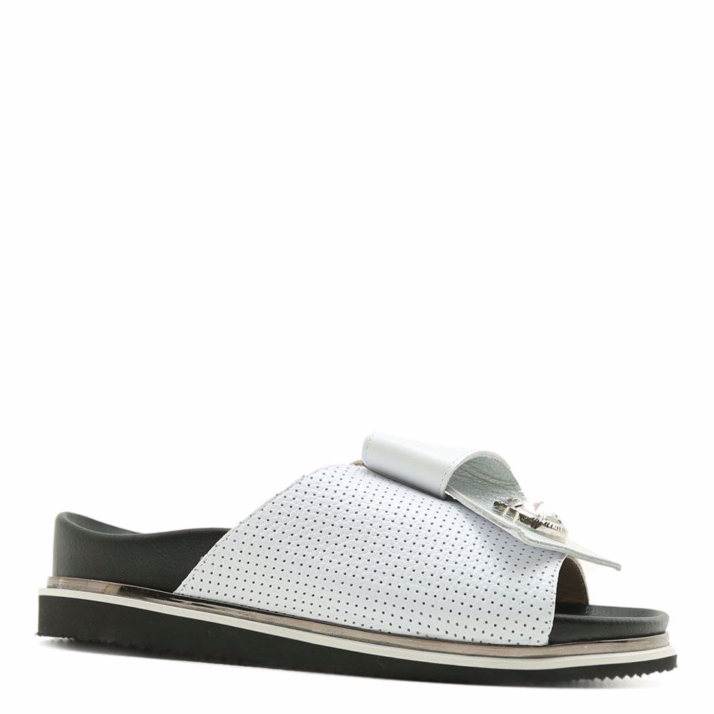 Шльопанці на низькому ходу, Білий