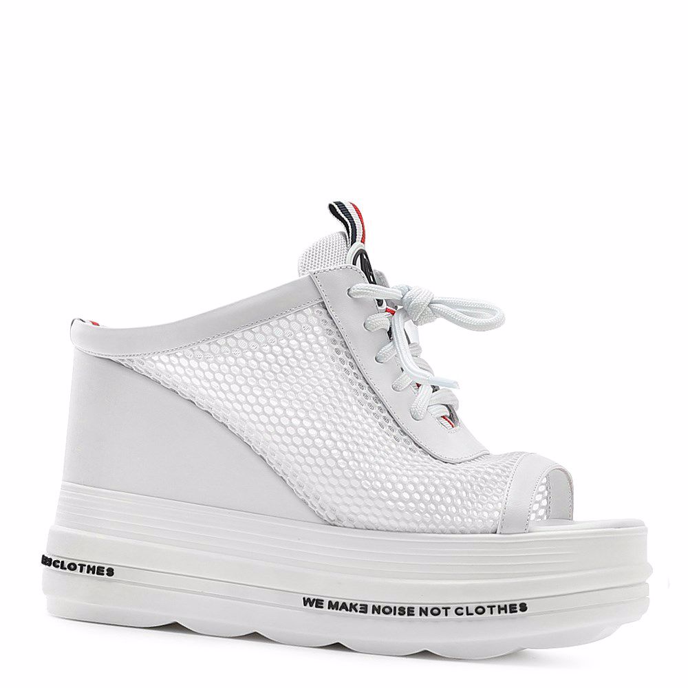 Шльопанці на платформі, Білий